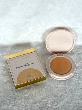 Coloured Raine Focal Point Glowlighter – Selfie